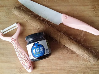 1、蓝莓山药,备好食材