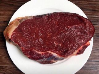 1、麻辣牛肉丝,准备牛肉一斤，要选购牛腱子肉，有条纹的那种。