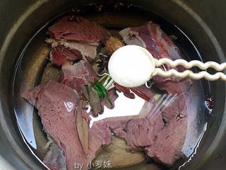 4、麻辣牛肉丝,锅中放入清水，以上佐料放入锅中，加一勺盐