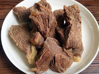 6、麻辣牛肉丝,牛肉煮好，捞出来待凉。