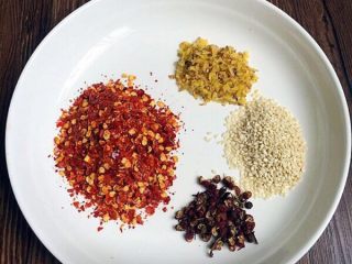 8、麻辣牛肉丝,接下来准备炒牛肉丝佐料，姜末，花椒，干辣椒面，白芝麻，辣椒面，花椒可以根据自己口味，喜欢超级无敌麻辣可以多放些花椒和辣椒面！