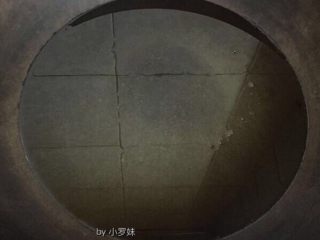 9、麻辣牛肉丝,锅中放入菜籽油，量比平常炒菜时多一些！