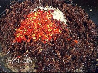 13、麻辣牛肉丝,最后放入花椒，辣椒面，花椒和辣椒面一定要放最后，因为花椒和辣椒面比较容易糊。再添加鸡精，白芝麻翻炒均匀出锅！