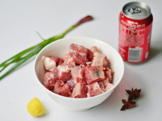 1、可乐排骨,首先将材料准备好