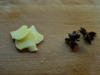 2、可乐排骨,姜切片,八角冲洗干净