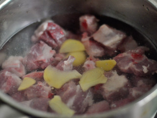 3、可乐排骨,排骨冷水下锅,放几片姜,焯水后捞出