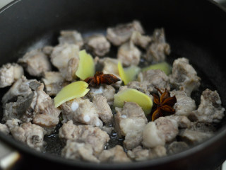 5、可乐排骨,炒至排骨微焦后放入姜片、八角,炒出香味