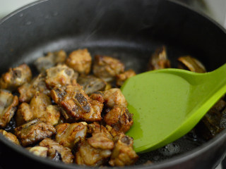 6、可乐排骨,调入酱油,翻炒上色