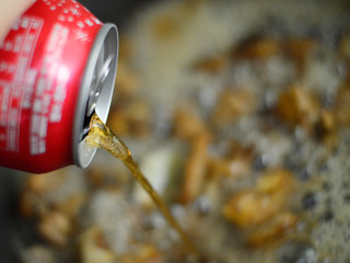 7、可乐排骨,倒入可乐