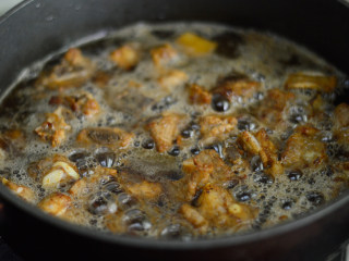 8、可乐排骨,一罐330ml的量刚好没过排骨,不用另外加水了