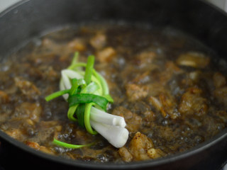 9、可乐排骨,放入葱结,大火煮开