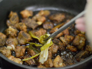 11、可乐排骨,30分钟后打开盖子,夹去葱结