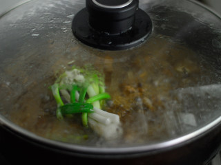 10、可乐排骨,盖上盖子,转小火,焖煮约30分钟