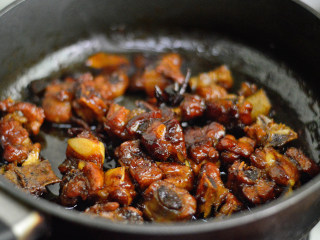 13、可乐排骨,收至浓稠就好了。我收的有点干了,留点汤汁浇在米饭上吃很美味哟