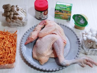 1、虫草养生老母鸡火锅,准备食材,配菜可以根据个人喜欢,你喜欢的菜品都可以涮起来。