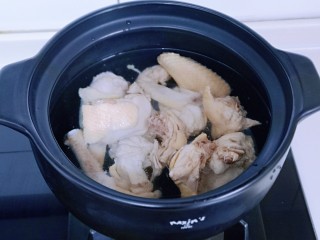 3、虫草养生老母鸡火锅,砂锅中加入纯净水,再加入鸡块。(切记一定一次性加足够的水)