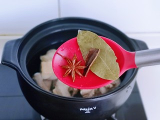 4、虫草养生老母鸡火锅,再加入八角,桂皮,香味。