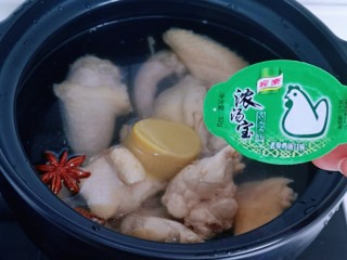 5、虫草养生老母鸡火锅,加入老母鸡口味的浓汤宝,增加汤的浓郁口感!