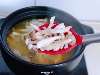 9、虫草养生老母鸡火锅,再加入洗干净的菌菇,中小火煮15分钟。