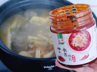 11、虫草养生老母鸡火锅,加入一勺水煮肉片酱,这样增加了汤底的口感。