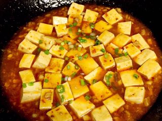 10、麻婆豆腐,关火，撒葱花即可。