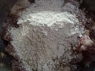 5、泉州炸醋肉,加入地瓜粉，约200克左右