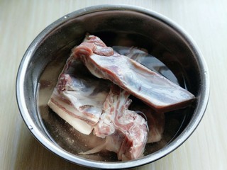1、羊排火锅,羊排买回来温水洗干净,冷水泡4小时以上。(泡出血水,中途换几次水)