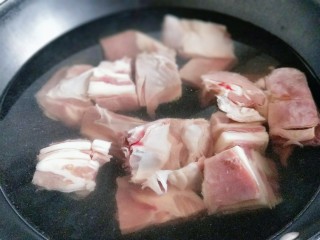 2、羊排火锅,将泡好的羊排焯水,冷水入锅,大火烧开,撇出沫子,煮2分钟捞出。