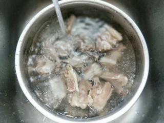 3、羊排火锅,捞出后用冷水冲洗,将羊排上的杂质冲洗干净。捞出淋干水份。