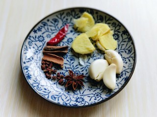 4、羊排火锅,准备香料,可以按个人口味准备。