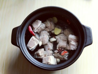 5、羊排火锅,焯水的羊排放入砂锅中,加入清水,再加入香料。