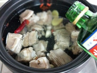 6、羊排火锅,加入白酒。(适当多加一些,去羊排腥味)