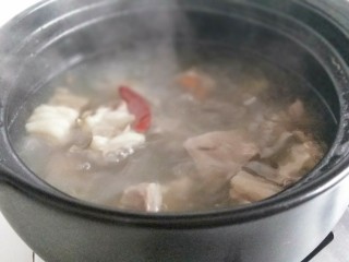 7、羊排火锅,大火烧开,转小火慢炖,约1小时。(具体时间也要根据实际情况增减,炖至羊排酥软即可)