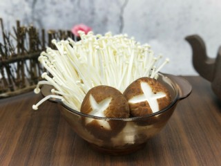 8、羊排火锅,这期间准备自己想吃的菜品。金针菇,香菇。