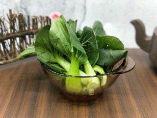 9、羊排火锅,青菜洗干净。