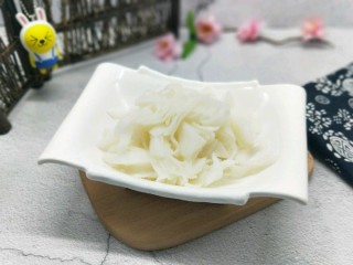 10、羊排火锅,牛百叶洗干净后切丝。