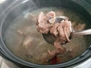 14、羊排火锅,1小时后羊排已经很烂糊了。