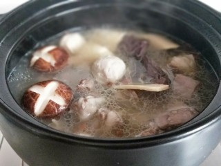 15、羊排火锅,这时加入贡丸,香菇,煮10分钟。