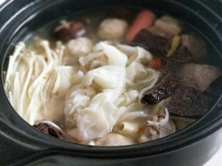 16、羊排火锅,再加入金针菇,鸭血,牛百叶。青菜等,你喜欢么都可以加入。煮熟即可。