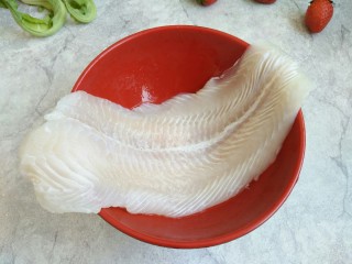 2、脆弹鱼丸,要把鱼柳冲洗一遍控水备用