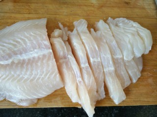 3、脆弹鱼丸,我们先将它切成鱼条状