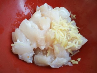 5、脆弹鱼丸,切好后放入大碗里加入盐姜末