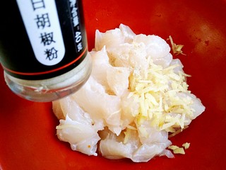 6、脆弹鱼丸,加入适量的白胡椒粉