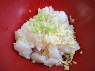 7、脆弹鱼丸,然后再加1点芹菜末