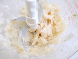 9、脆弹鱼丸,启动绞肉机绞成鱼泥