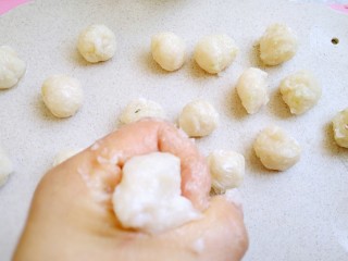11、脆弹鱼丸,然后用虎口先把鱼丸做出雏形