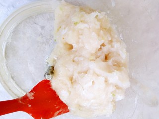 10、脆弹鱼丸,而后用铲子顺时针，搅几圈，不用搅时间太长，不到一分钟就可以