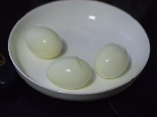 2、鸡蛋三明治,煮三个鸡蛋。去壳。