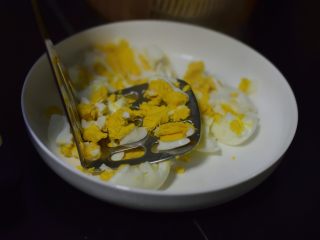 3、鸡蛋三明治,随便你用什么神器，将鸡蛋压碎，切碎也可以。我用了土豆泥铲。