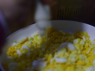 4、鸡蛋三明治,压到这种程度。